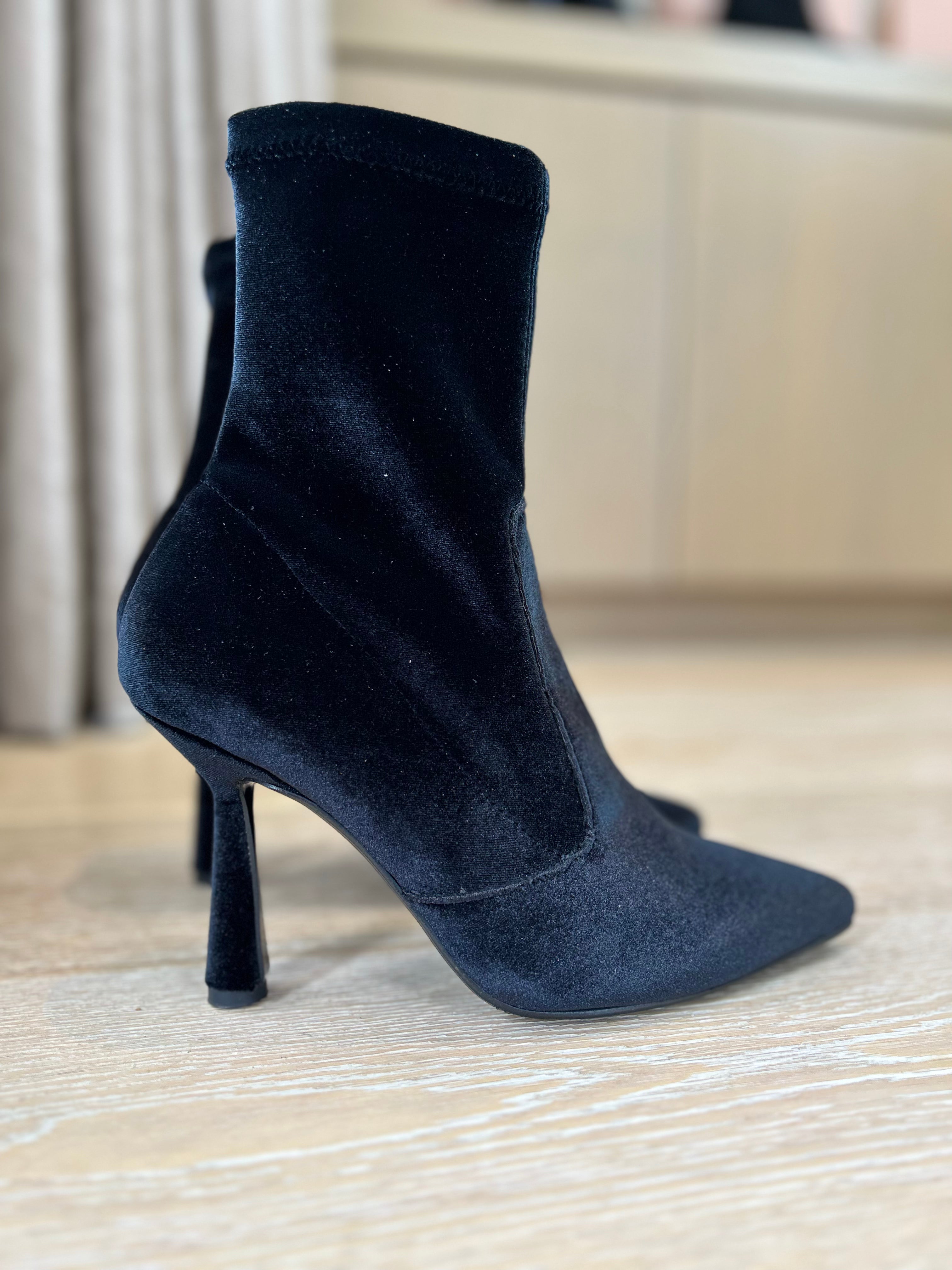 Black velvet clearance heeled boots